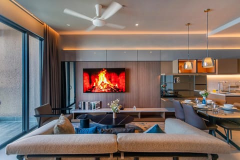 Living room, Seating area, Dining area, fireplace
