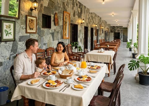 Property building, Food and drinks, Food, Guests, Continental breakfast, Lunch, Drinks, group of guests