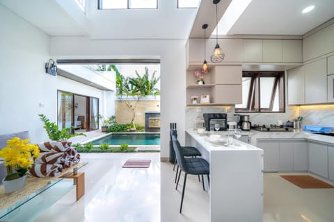 Kitchen or kitchenette, Dining area