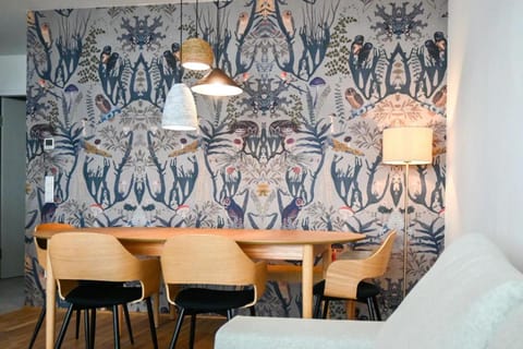 Seating area, Dining area