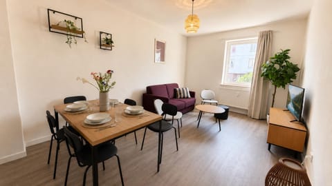 TV and multimedia, Living room, Seating area, Dining area
