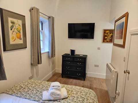 Bed, TV and multimedia, Bedroom, towels