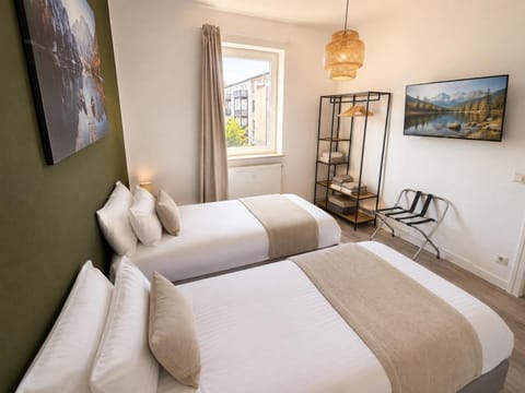 Bed, TV and multimedia, Photo of the whole room, Bedroom