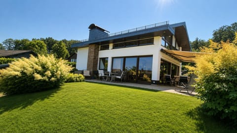 Property building, Garden, Balcony/Terrace