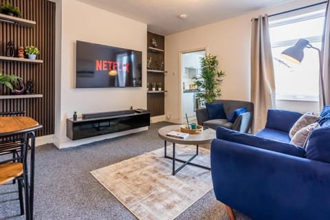 TV and multimedia, Living room, Seating area, Evening entertainment