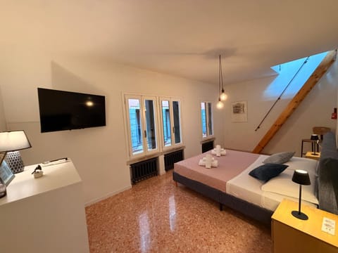 Bed, TV and multimedia, Photo of the whole room, Bedroom, towels