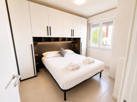 Bed, Photo of the whole room, Bedroom, towels, wardrobe