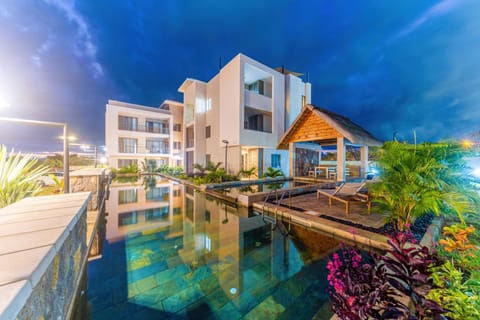 Property building, Natural landscape, Pool view, Swimming pool, Swimming pool