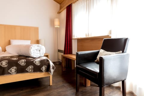 Bed, Seating area, Bedroom