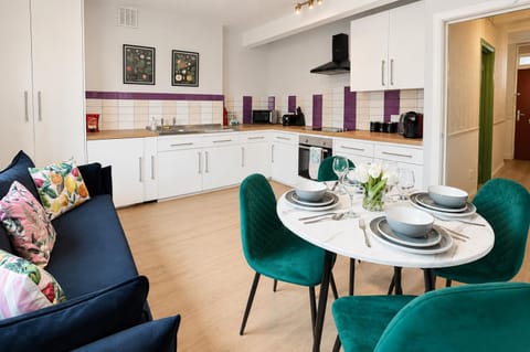 Property building, Coffee/tea facilities, Kitchen or kitchenette, Living room, Decorative detail, Seating area, Dining area, dishwasher, flat iron, hair dryier, heating, internet, microwave, oven, storage, stove, toaster, washing machine, dryer, kitchen