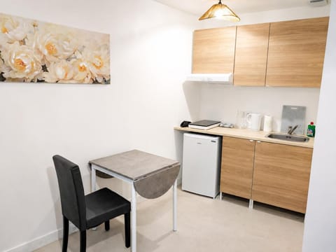 Coffee/tea facilities, Kitchen or kitchenette, stove, kitchen
