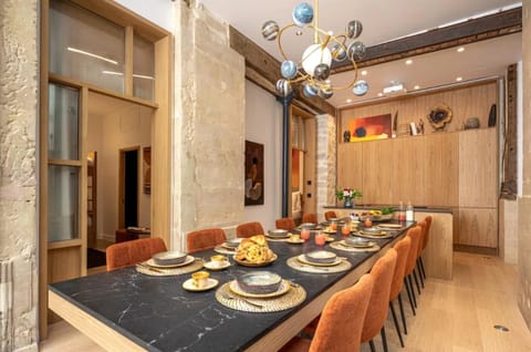 Kitchen or kitchenette, Living room, Food and drinks, Seating area, Dining area, Food