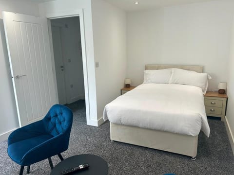 Bed, Seating area, Bedroom