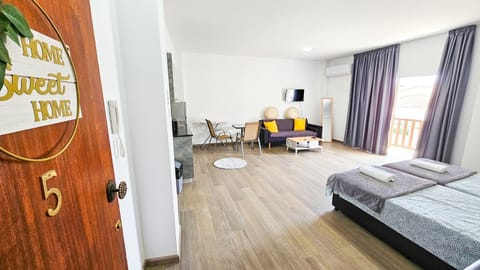 Bed, Seating area, Bedroom, towels