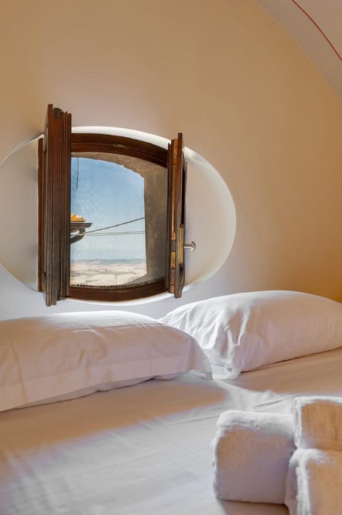 Bed, Natural landscape, Photo of the whole room, Bedroom