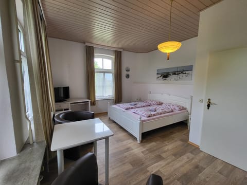 Bed, TV and multimedia, Photo of the whole room, Seating area, Bedroom, towels