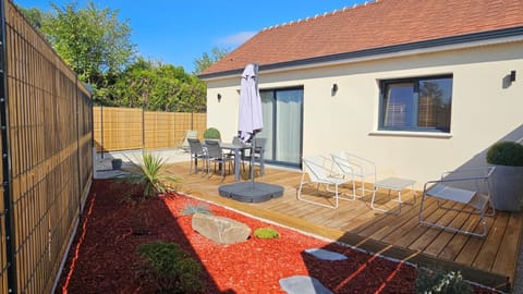 Property building, Patio, Garden, Garden view, sunbed