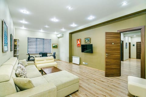 Communal lounge/ TV room, TV and multimedia, Living room, Seating area, Evening entertainment