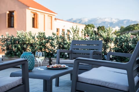 Patio, Natural landscape, Seating area, Dining area, Mountain view