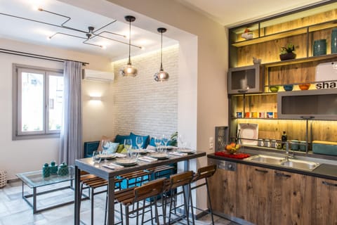 Kitchen or kitchenette, Living room, Seating area, Dining area