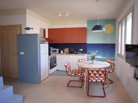 Kitchen or kitchenette, Living room, Seating area, Dining area, oven, stove
