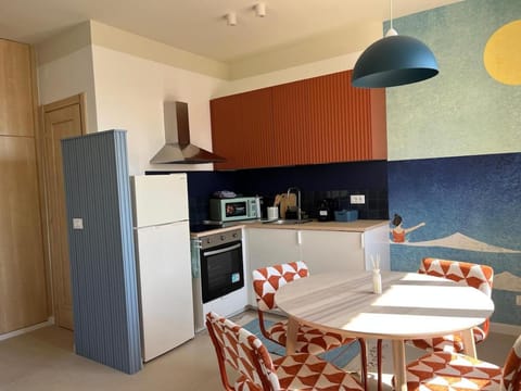 Kitchen or kitchenette, Dining area, oven, stove