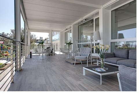 Communal lounge/ TV room, Balcony/Terrace