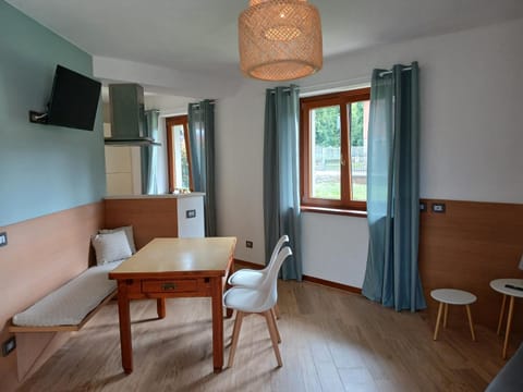 TV and multimedia, Living room, Seating area, Dining area