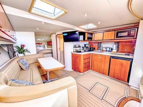 TV and multimedia, Coffee/tea facilities, Kitchen or kitchenette, Living room, Seating area, Dining area