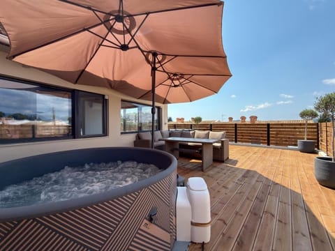 Patio, Natural landscape, Hot Tub, Hot Tub, View (from property/room), Balcony/Terrace, sunbed