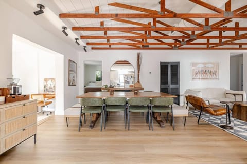 Restaurant/places to eat, Living room, Decorative detail, Dining area