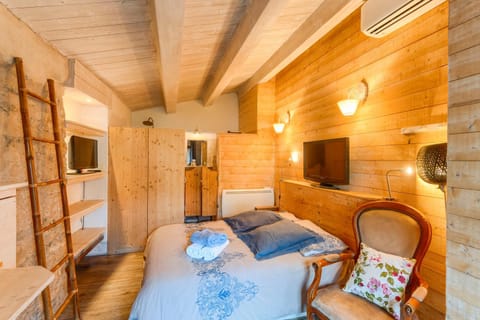 Bed, Bedroom, towels, air conditioner