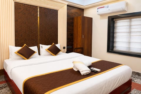 Property building, Bed, Bedroom