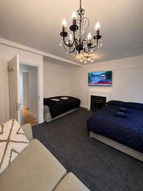 Bed, TV and multimedia, Seating area, Bedroom