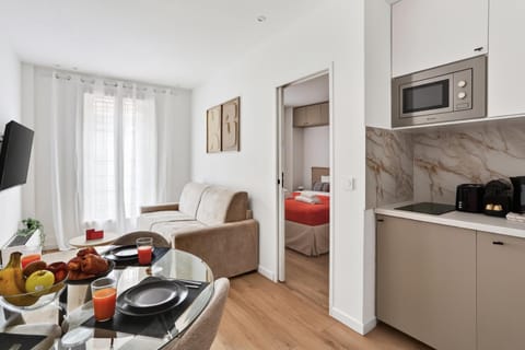 Kitchen or kitchenette, Living room, Seating area, Dining area