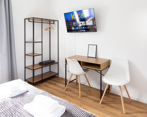 Bed, TV and multimedia, Photo of the whole room, Bedroom, wardrobe