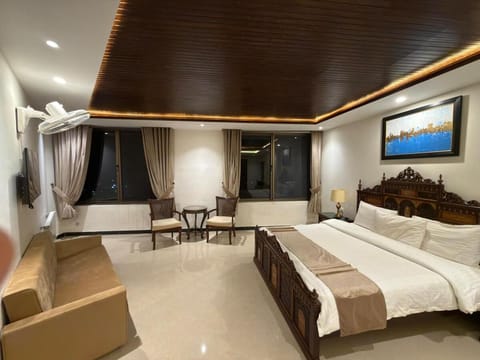 Bed, TV and multimedia, Photo of the whole room, Bedroom
