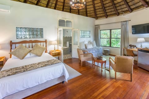 Bed, Living room, Photo of the whole room, Bedroom, air conditioner