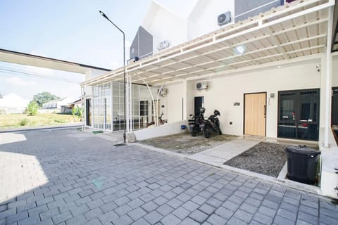 Property building, Day, Parking