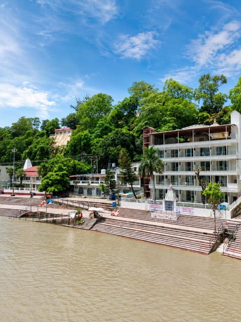 Property building, Nearby landmark, Day, Natural landscape, City view, River view