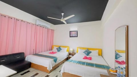 Bed, TV and multimedia, Photo of the whole room, Bedroom, towels, air conditioner