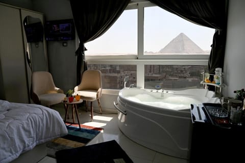 Bed, Natural landscape, Hot Tub, TV and multimedia, Living room, Photo of the whole room, Seating area, Bedroom, Mountain view, towels