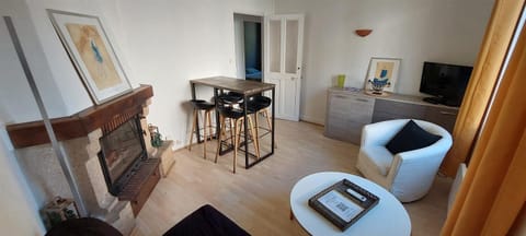 TV and multimedia, Living room, Seating area, Dining area, fireplace, storage, air conditioner