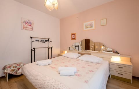 Apartments Vladimir Palit Bed and Breakfast in Lika-Senj County