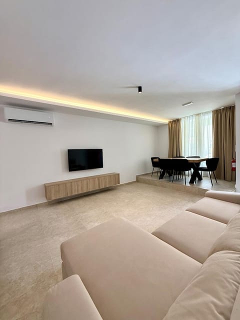 Communal lounge/ TV room, TV and multimedia, Living room, Evening entertainment, air conditioner