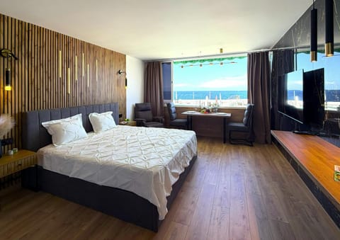 Bed, TV and multimedia, Photo of the whole room, Bedroom, Sea view