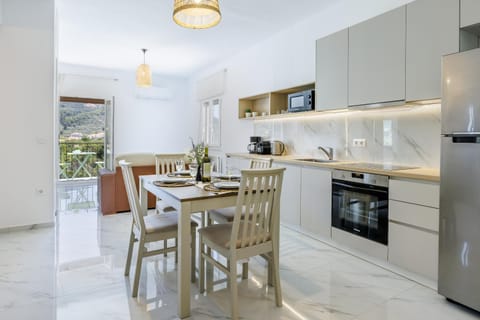 Dining area, kitchen