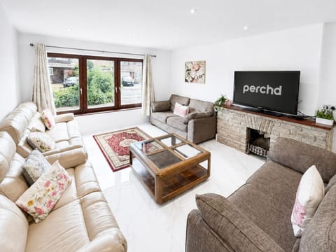 Communal lounge/ TV room, TV and multimedia, Living room, Seating area, Evening entertainment