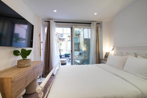 Bed, TV and multimedia