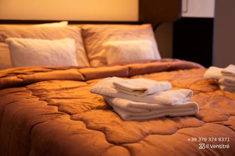 Bed, Bedroom, towels